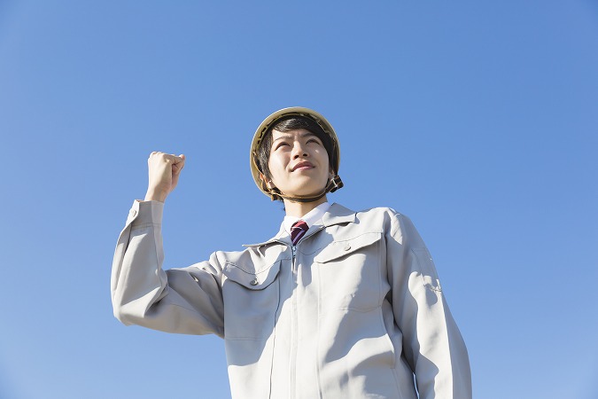 ガッツポーズの男性