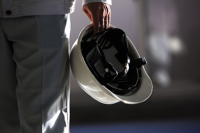 ヘルメットを持つ男性